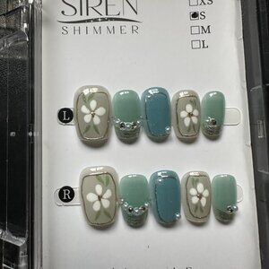 High-quality handcrafted reusable press on nails.